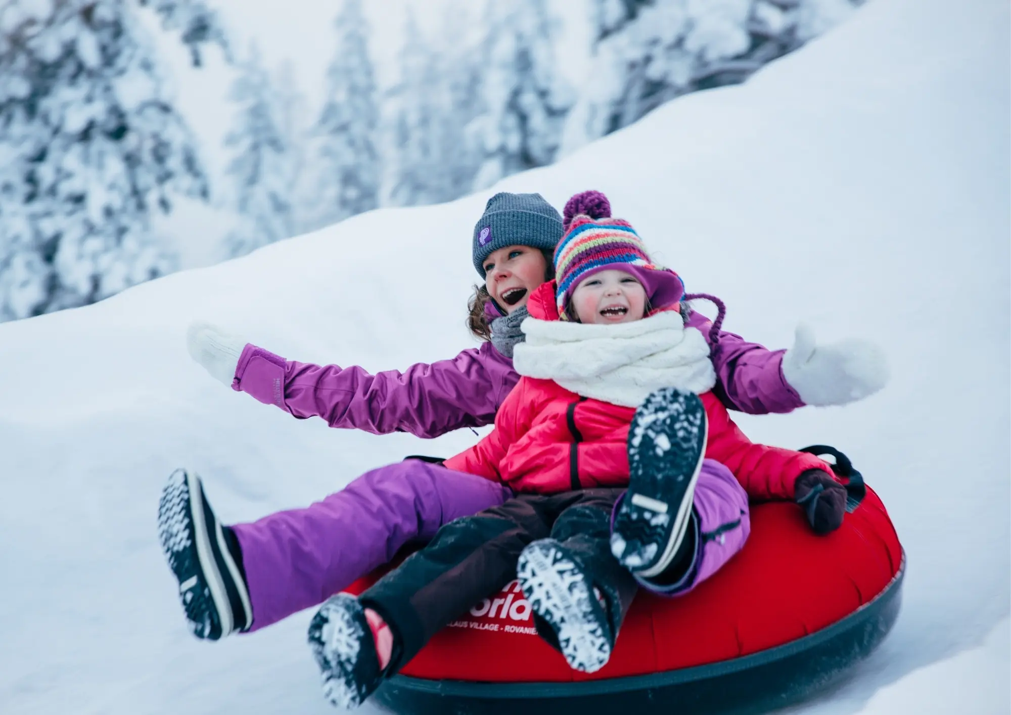 Kinder, die Spaß haben in Lappland