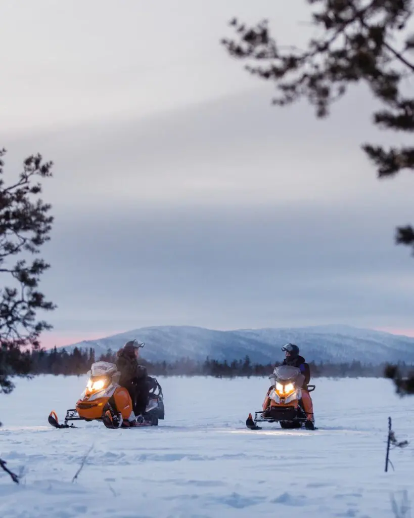 Lappland Reisen - Schneemobiltour - Lappland Reisen - Schneemobil - Nordlicht