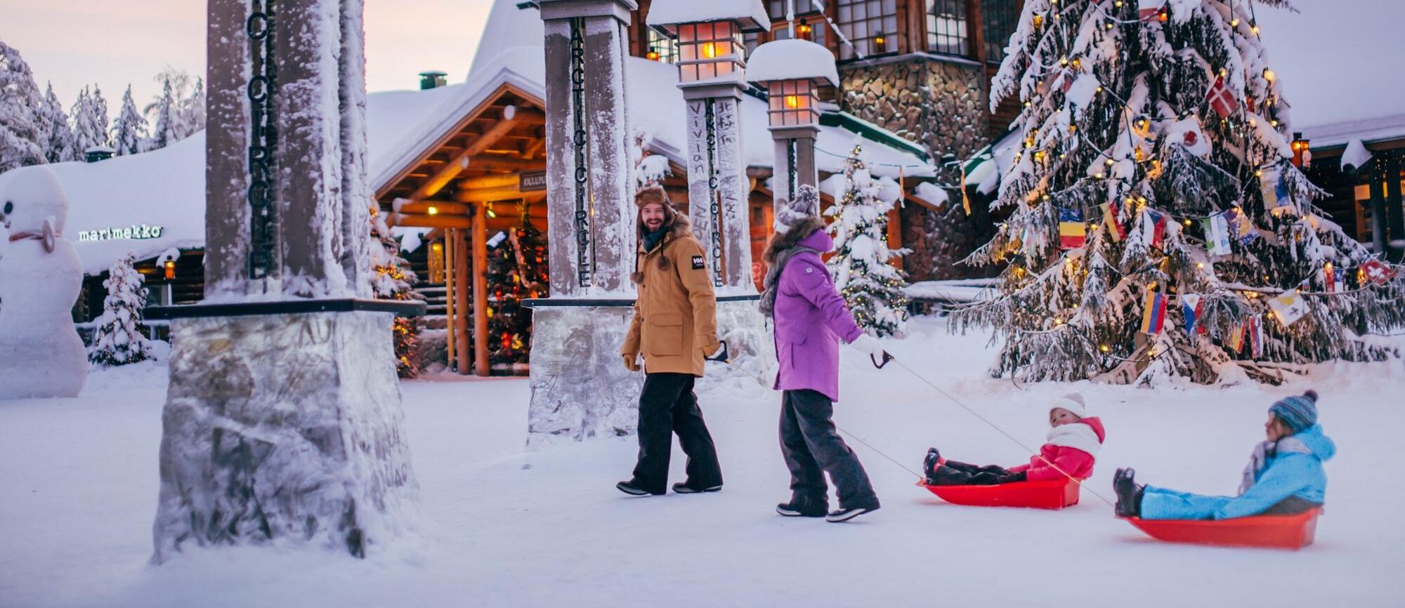 Familie im Santa Claus Village Lappland